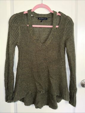 Derek Heart Olive V-Neck Ribbed Knit Sweater